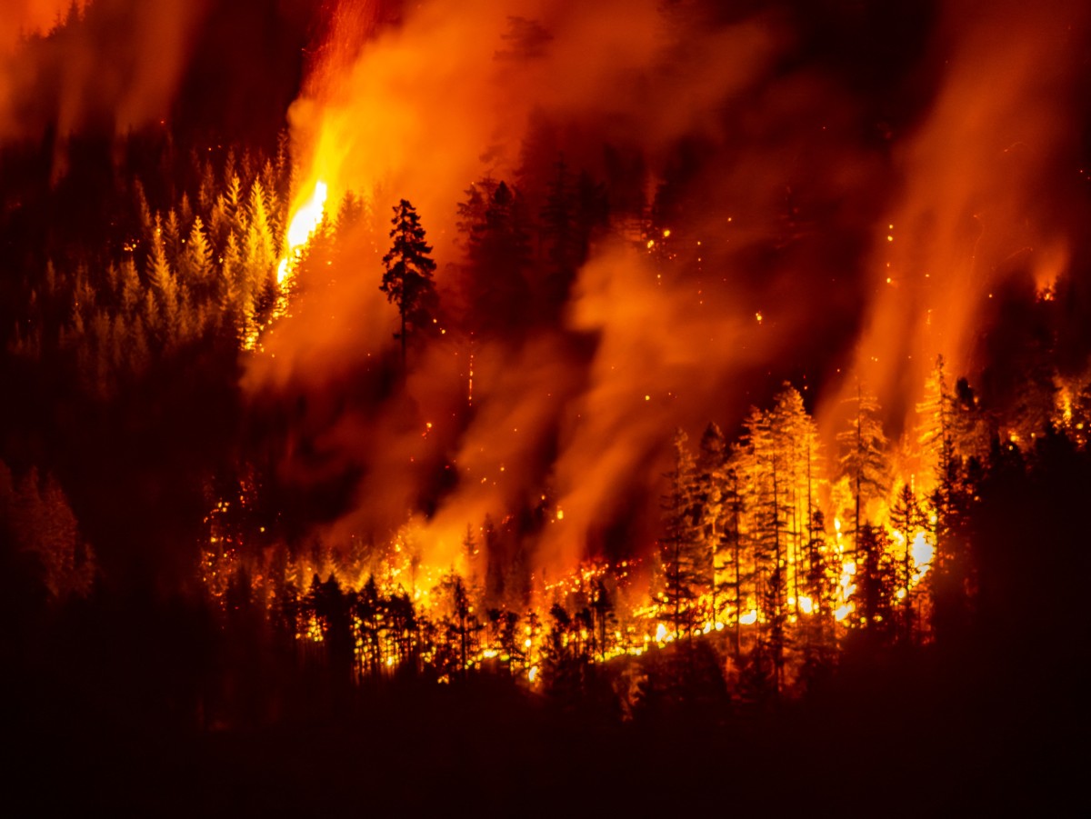 AFP 20250813 69FK9WB v2 MidRes TopshotCanadaClimateWeatherFire